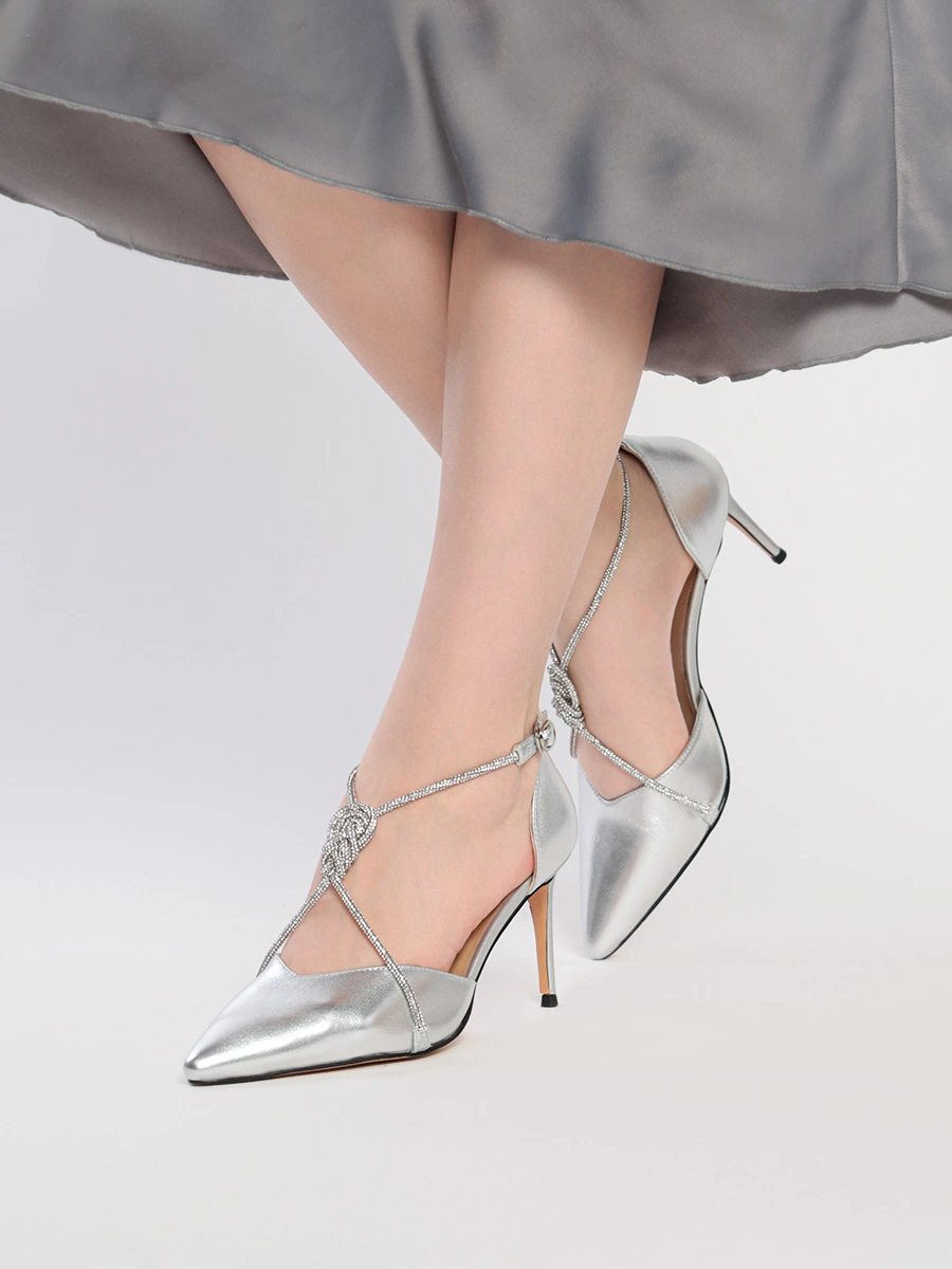 Туфли серебристого цвета со стразами на высоком каблуке